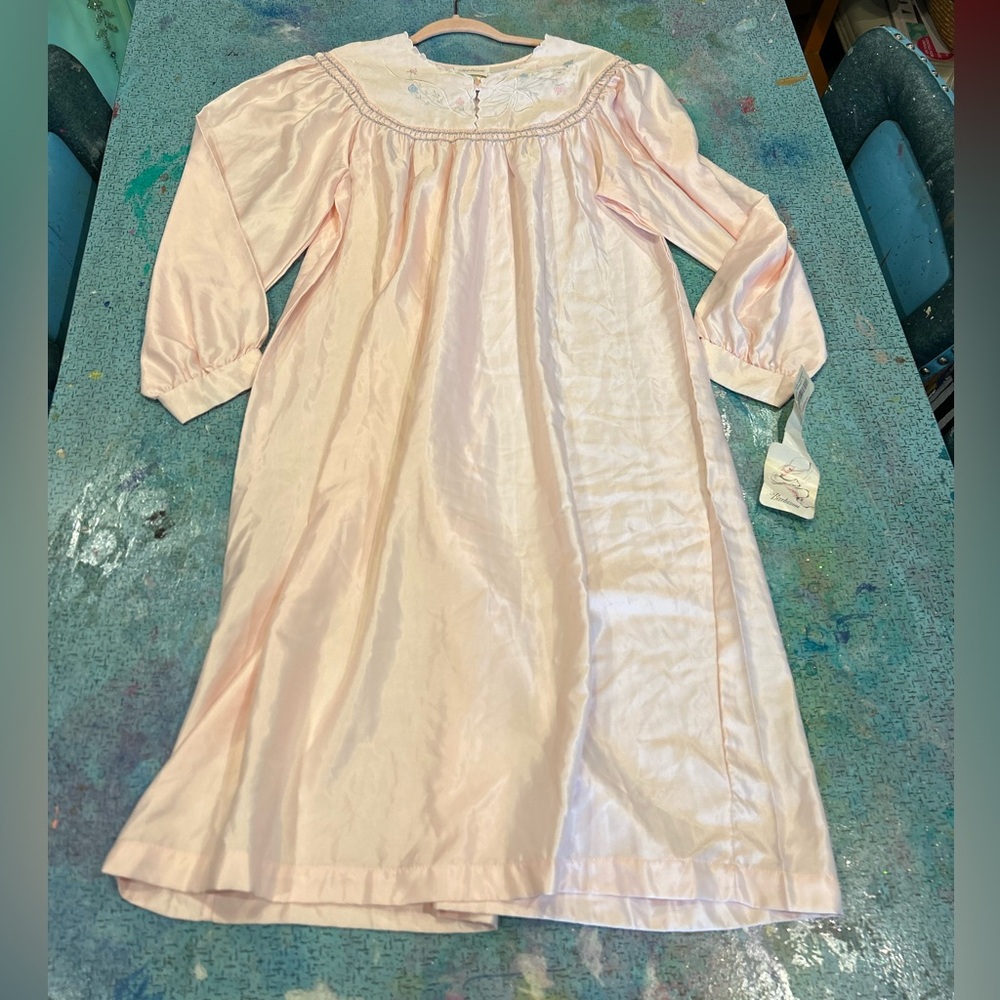 Dainty Sweet Vintage Nightgown - Picture 6 of 13